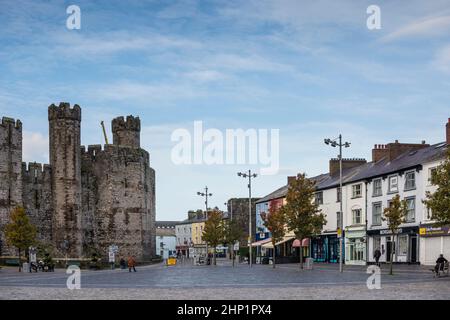 Edifici d'epoca in Piazza del Castello, Caernarfon, Gwynedd, Galles Foto Stock