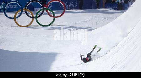 Pechino, la provincia cinese di Hebei. 18th Feb 2022. Zhang Kexin della Cina cade durante il cross sciistico maschile freestyle di Pechino 2022 Olimpiadi invernali al Genting Snow Park a Zhangjiakou, provincia di Hebei della Cina settentrionale, 18 febbraio 2022. Credit: Fei Maohua/Xinhua/Alamy Live News Foto Stock