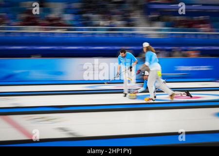 Pechino, Cina. 18th Feb 2022. Team USA Skip John Shuster consegna la pietra durante il loro Men's Curling Bronze Medal Game contro il Team Canada alle Olimpiadi invernali di Pechino 2022 di venerdì 18 febbraio 2022. Foto di Paul Hanna/UPI Credit: UPI/Alamy Live News Foto Stock