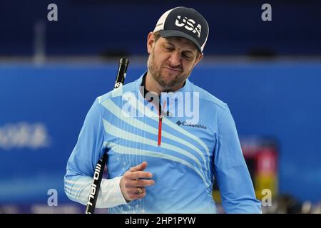 Pechino, Cina. 18th Feb 2022. Team USA Skip John Shuster reagisce durante il loro Men's Curling Bronze Medal Game contro il Team Canada alle Olimpiadi invernali di Pechino 2022 di venerdì 18 febbraio 2022. Foto di Paul Hanna/UPI Credit: UPI/Alamy Live News Foto Stock