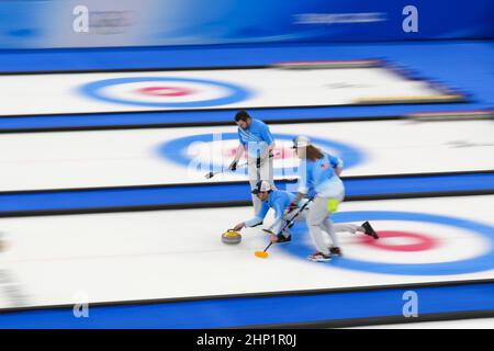 Pechino, Cina. 18th Feb 2022. Team USA Skip John Shuster consegna la pietra durante il loro Men's Curling Bronze Medal Game contro il Team Canada alle Olimpiadi invernali di Pechino 2022 di venerdì 18 febbraio 2022. Foto di Paul Hanna/UPI Credit: UPI/Alamy Live News Foto Stock