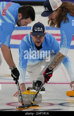 Pechino, Cina. 18th Feb 2022. Team USA Skip John Shuster si occupa di consegnare la pietra durante il loro Men's Curling Bronze Medal Game contro il Team Canada alle Olimpiadi invernali di Pechino 2022 di venerdì 18 febbraio 2022. Foto di Paul Hanna/UPI Credit: UPI/Alamy Live News Foto Stock