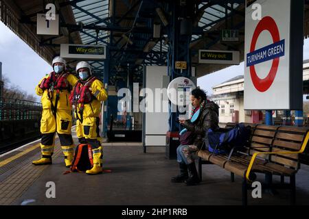 Brad Johnson e Nick Walton, volontari della nave da salvataggio, si recheranno alla metropolitana di Londra in un kit salvavita completo, mentre tenteranno di visitare 200 stazioni della metropolitana in un giorno per raccogliere fondi per la RNLI. Data immagine: Venerdì 18 febbraio 2022. Oltre a visitare un doppio secolo di stazioni, il Pair visiterà anche tutte e quattro le stazioni RNLI Thames Lifeboat (Chiswick, Teddington, Tower e Gravesend) durante il fine settimana. Foto Stock