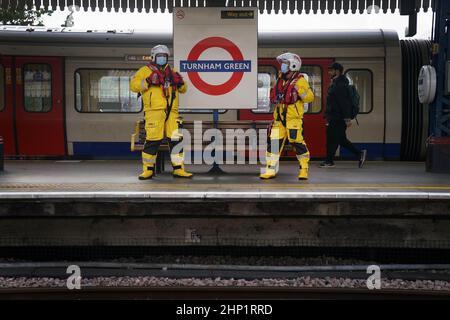 Brad Johnson e Nick Walton, volontari della nave da salvataggio, si recheranno alla metropolitana di Londra in un kit salvavita completo, mentre tenteranno di visitare 200 stazioni della metropolitana in un giorno per raccogliere fondi per la RNLI. Data immagine: Venerdì 18 febbraio 2022. Oltre a visitare un doppio secolo di stazioni, il Pair visiterà anche tutte e quattro le stazioni RNLI Thames Lifeboat (Chiswick, Teddington, Tower e Gravesend) durante il fine settimana. Foto Stock