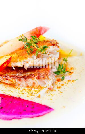 Orate di mare orata filetto burro pan fritto con pesche fresche di potare e fette dragonfruit timo sulla parte superiore Foto Stock