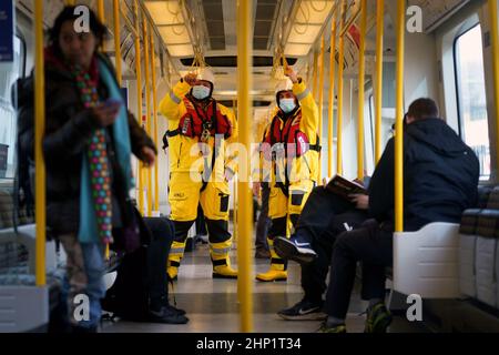 Brad Johnson e Nick Walton, volontari della nave da salvataggio, si recheranno alla metropolitana di Londra in un kit salvavita completo, mentre tenteranno di visitare 200 stazioni della metropolitana in un giorno per raccogliere fondi per la RNLI. Data immagine: Venerdì 18 febbraio 2022. Oltre a visitare un doppio secolo di stazioni, il Pair visiterà anche tutte e quattro le stazioni RNLI Thames Lifeboat (Chiswick, Teddington, Tower e Gravesend) durante il fine settimana. Foto Stock