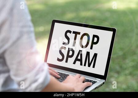 Testo che mostra l'ispirazione Stop Spam, concetto che significa terminare i messaggi intrusivi o inappropriati inviati su Internet Donna digitando sul laptop nel par Foto Stock