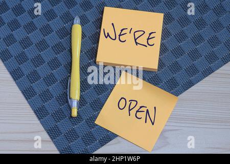 Cartello che mostra We Re Open, concetto che significa rispondere al cliente che il negozio è disponibile in questo momento più assortiti Collezione Stationery ufficio Pho Foto Stock