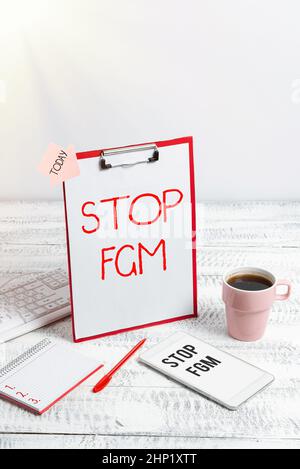 Caption concettuale Stop FGM, Internet Concept mettere fine al taglio genitale e circoncisione digitando nuove idee Business Planning idea voce e video C Foto Stock