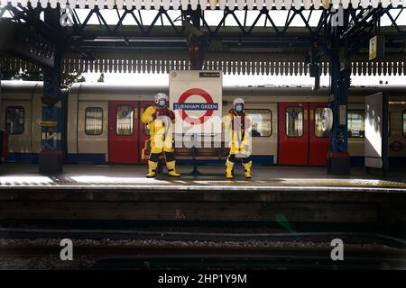 I volontari di Lifestboat Brad Johnson e Nick Walton alla stazione della metropolitana di Turnham Green prendono alla metropolitana di Londra in un kit salvavita completo e tentano di visitare 200 stazioni della metropolitana in un giorno per raccogliere fondi per la RNLI. Data immagine: Venerdì 18 febbraio 2022. Oltre a visitare un doppio secolo di stazioni, il Pair visiterà anche tutte e quattro le stazioni RNLI Thames Lifeboat (Chiswick, Teddington, Tower e Gravesend) durante il fine settimana. Foto Stock