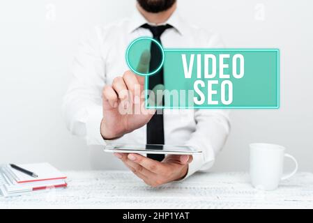 Visualizzazione del segno Video Seo, Conceptual photo il processo di miglioramento della classifica o visibilità di un video che presenta la tecnologia di comunicazione Smartpho Foto Stock