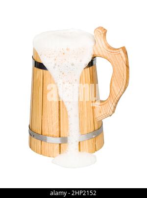 Legno boccale di birra con la birra isolato su bianco Foto Stock