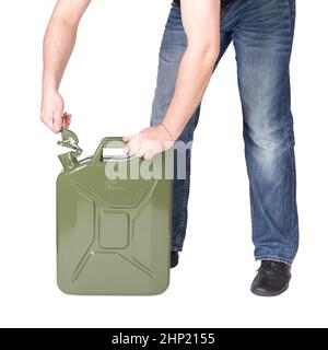 Uomo che apre jerry CAN. Isolato su bianco Foto Stock