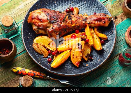 Appetitosa coscia di tacchino fritta con arance e spezie Foto Stock