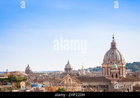 ROMA, ITALIA- CIRCA AGOSTO 2020: Paesaggio urbano panoramico con cielo blu e nuvole Foto Stock
