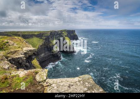 Bel panorama delle scogliere iconiche di Moher, popolare attrazione turistica, Wild Atlantic Way, County Clare, Irlanda Foto Stock