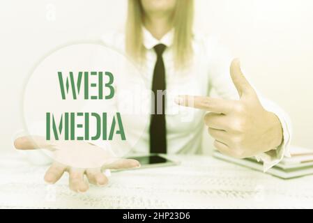Firma a mano Web Media, Conceptual Photo audio e Visual forme di comunicazione presentate sul web App Developer Presenting New Program, Displ Foto Stock
