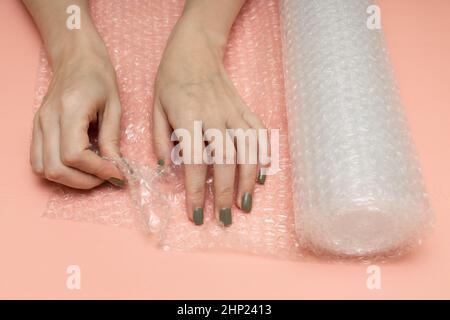 donna che esplica la bolla avvolge nelle sue mani. Foto di alta qualità Foto Stock