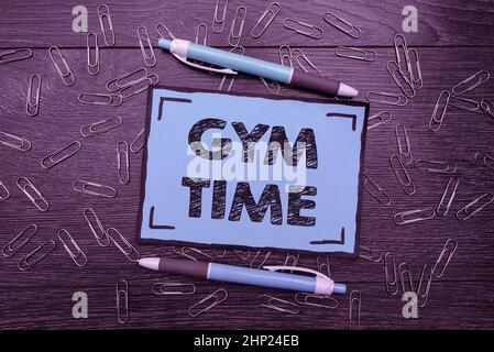 Segno che mostra il tempo della palestra, parola scritta su una motivazione per iniziare a lavorare fuori facendo le esercitazioni idoneità luminoso nuove idee fresco problema di lavoro di disegno dell'ufficio Foto Stock