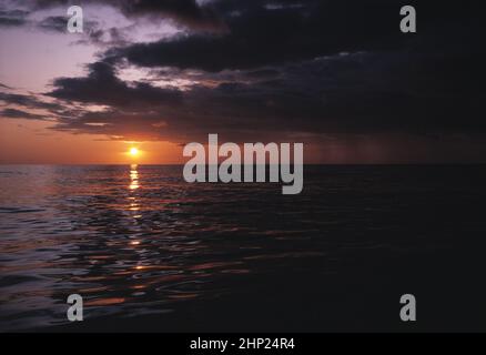 Australia. Alba tempestosa sull'Oceano Pacifico. Foto Stock