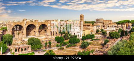 Panorama completo del Foro Romano, vista della Basilica di Massenzio e Costantino, Casa delle Vestali e del Colosseo, Italia. Foto Stock