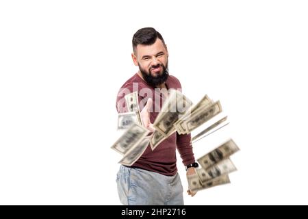 Giovane uomo bello con la barba getta denaro in avanti Foto Stock
