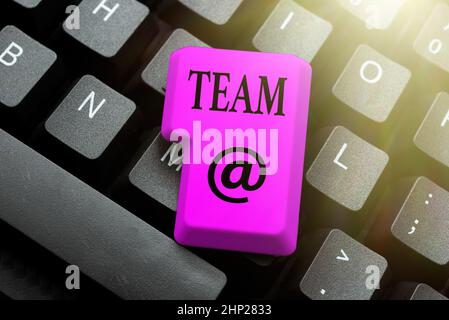 Gruppo di visualizzazione concettuale, parola scritta sul gruppo di mostrare lavorando insieme classed e condividere alcune credenze inserendo nuovi codici di programmazione, digitando em Foto Stock