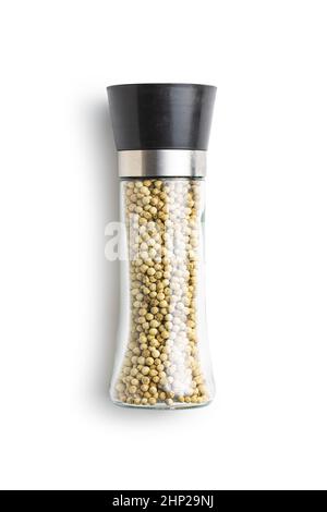 Pepe bianco intero. Tritatutto per peperoni shaker isolato su sfondo bianco. Foto Stock