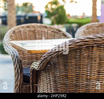 Primo piano di mobili in vimini all'aperto Foto Stock