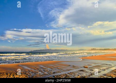 cielo blu e limpido sulla spiaggia dopo una tempesta Foto Stock