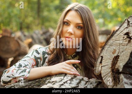 Ritratto di bella ragazza pone su sanset all'aperto Foto Stock