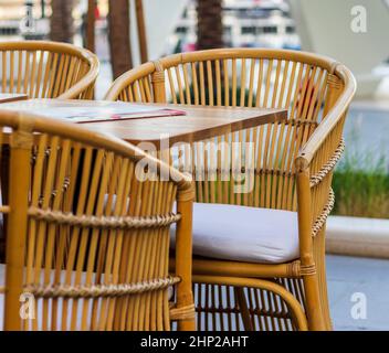 Primo piano di mobili in vimini all'aperto Foto Stock