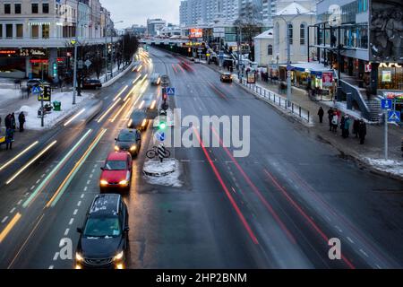 Traffico serale sulla strada. Luci di automobili di passaggio. Esposizione prolungata. Semafori Foto Stock
