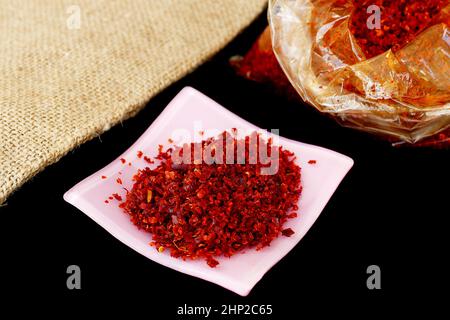 Peperoncino rosso in fiocchi, pepe secco in un piatto, peperoncino grosso allo stile turco, Foto Stock