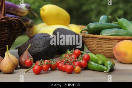 Vendemmia estiva di verdure - Eggplants, avocado, pomodori ciliegini più fichi e melone coreano Foto Stock