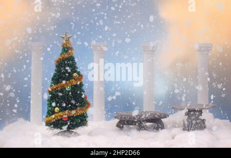 Albero di Natale e colonne su sfondo Cotton WithBlue Sky Foto Stock