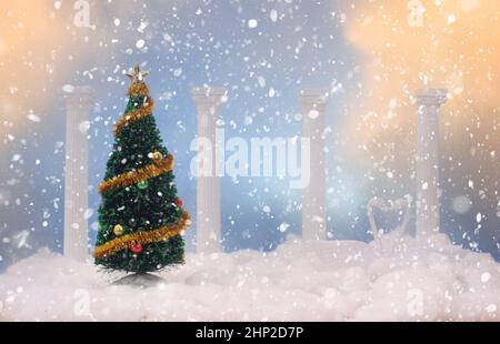 Albero di Natale e colonne su sfondo Cotton WithBlue Sky Foto Stock