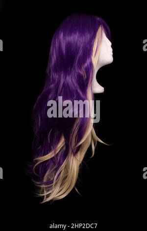 Long Viola e Bionda Wig su sfondo nero Foto Stock