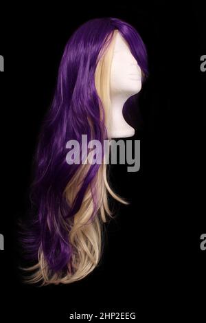 Long Viola e Bionda Wig su sfondo nero Foto Stock