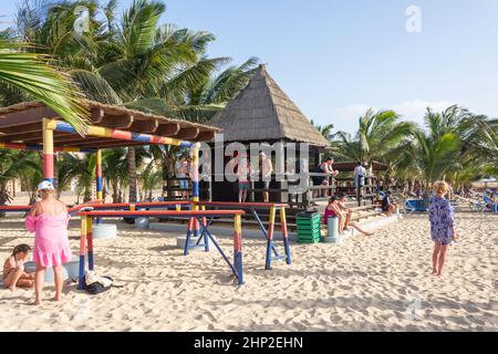 Bar sulla spiaggia, Rui Funana Hotel, Santa Maria, SAL, República de Cabo (Capo Verde) Foto Stock