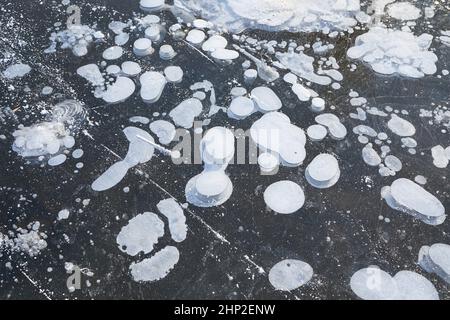 Bolle d'aria congelate nel ghiaccio Foto Stock