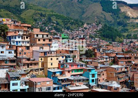 Vista panoramica del distretto Comuna 13 a Medellin, Colombia, noto come territorio precedente di cartelli e conflitti di droga Foto Stock