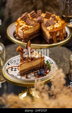 Torta al cioccolato a strati fantasia, concetto di amanti della torta Foto Stock