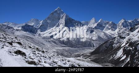 Di scena sul modo da Dzongla a Lobuche, parco nazionale di Everest. Il monte Ama Dablam e altre alte montagne. Foto Stock