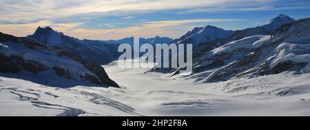 Paesaggio di montagna delle Alpi Svizzere. Ghiacciaio di Aletsch, il più lungo ghiacciaio delle Alpi. Foto Stock