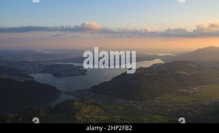 Vista dal Monte Stanserhorn, lago Vierwaldstattersee a sunrise. Foto Stock