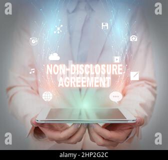 Firma che mostra il contratto di non divulgazione, parola scritta sul contratto legale materiale riservato o informazioni Business Woman che utilizza il telefono mentre è presente Foto Stock
