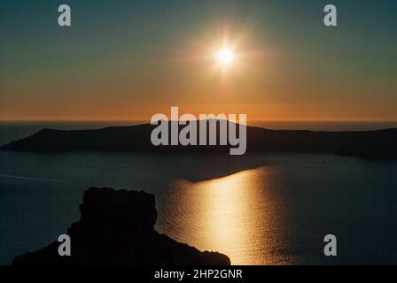 Vista al tramonto sulla caldera sullo sfondo della roccia di Skaros. Foto Stock