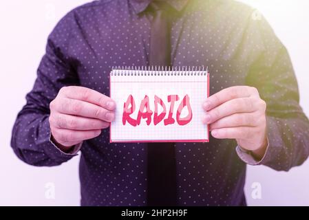 Scrittura di testi radio, Word per attività o industria di trasmissione di programmi sonori al pubblico presentando nuovi piani e idee Demonstrati Foto Stock