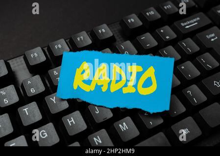 Cartello di testo che mostra radio, Internet Concept activity o industria di trasmissione di programmi sonori al pubblico digitando New Email Titles Concept, Draftin Foto Stock
